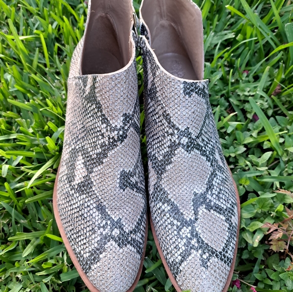 Vicente camuto Arendara Women botines  Size 9.5 M  Leather color  Snake - Picture 2 of 7